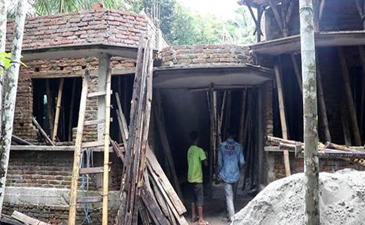 লক্ষ্মীপুরে সরকারি জমি দখল করে আ'লীগ নেতার বাড়ি নির্মাণ
